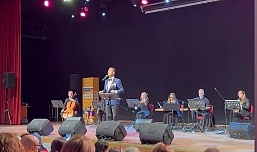 Zeki Müren şarkılarını seslendirdi