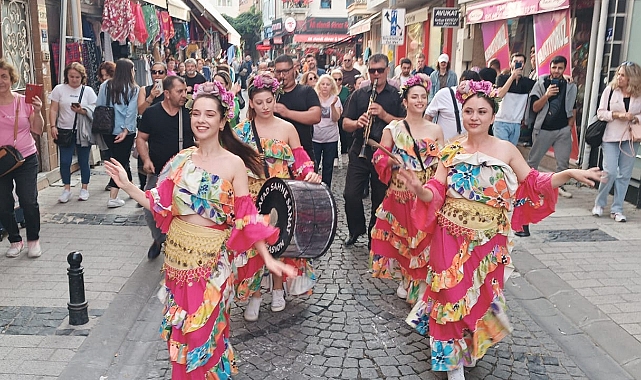 Çarşı renklendi
