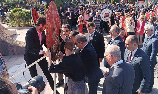 CHP Atatürk Anıtı’na çelenk sundu