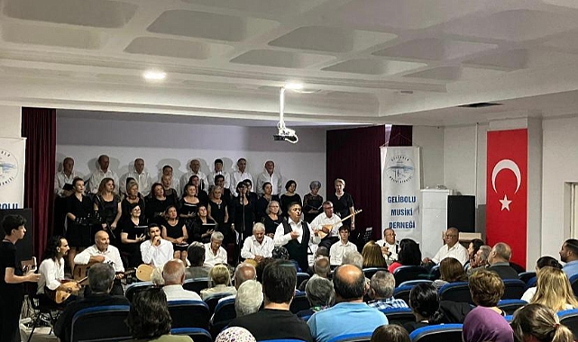 Koro, öğrenci ve öğretim görevlilerine konser verdi