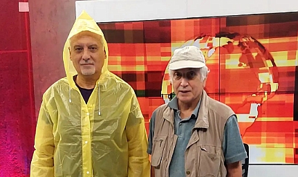 Programa yağmurluk ve çizme ile katıldı