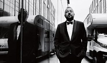 Ata kilo verdi, smokini çekti