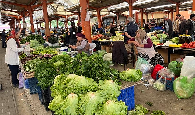 Bayramiç Pazarında kadınların sözü geçiyor