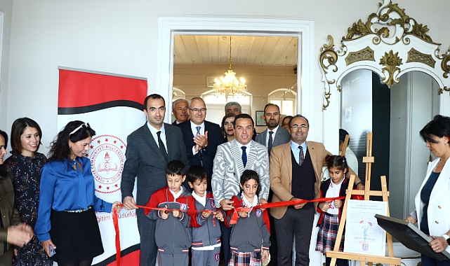 “Cumhuriyetin Yüzüncü Yılında 100 Ebru” sergisi