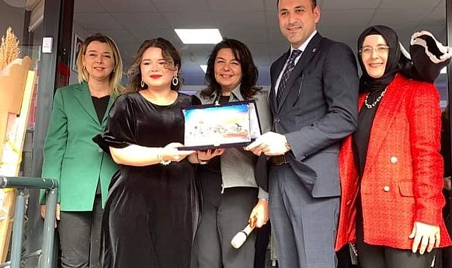 Eczane açılışında siyaset geçidi