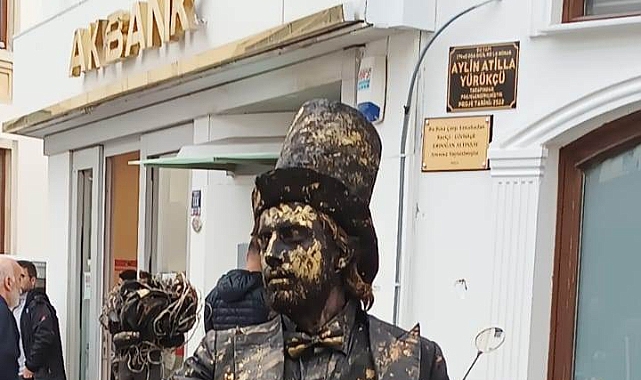 Heykel gibi canlı manken