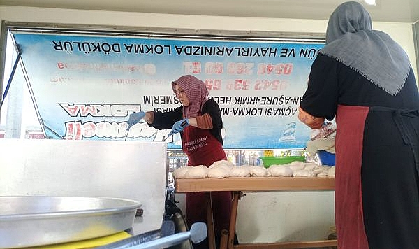 Meydan esnafından gödek ikramı