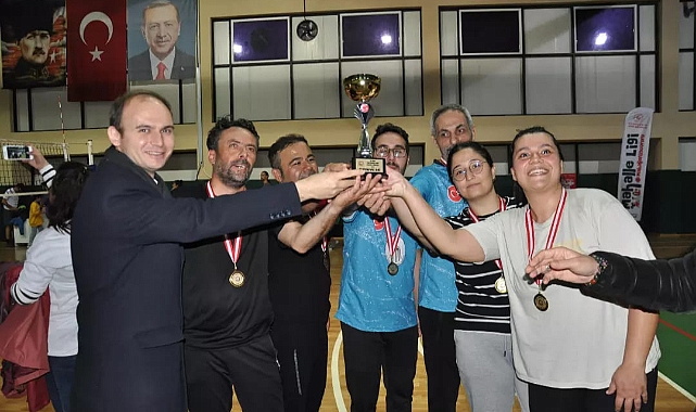 Öğretmenler voleybol oynadı