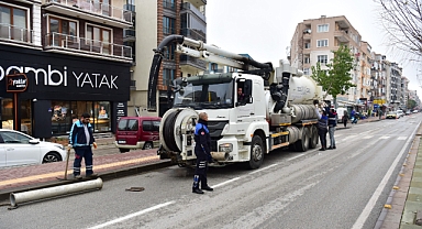 Atatürk Caddesinde Temizlik Çalışmaları Hız Kesmeden Devam Ediyor