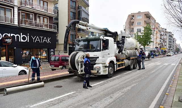 Atatürk Caddesinde Temizlik Çalışmaları Hız Kesmeden Devam Ediyor