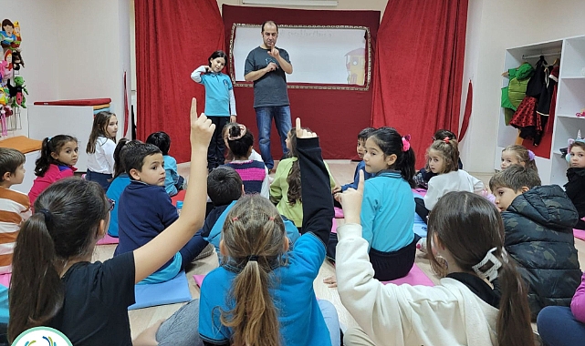 Çanakkale’de çocuklar Karagöz ile güldüler