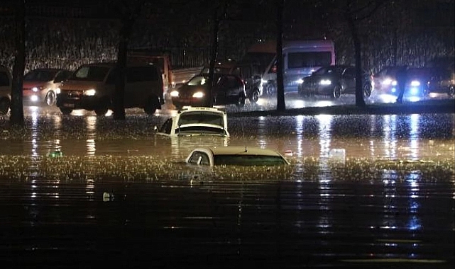 Gaziantep'te sağanak yağış hayatı felç etti