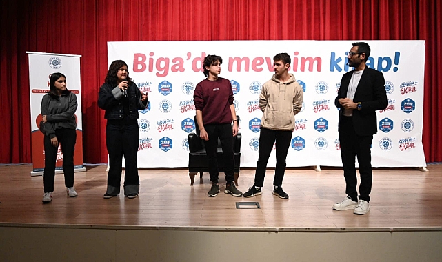 Gri Koç, fuarda okuyucularla buluştu