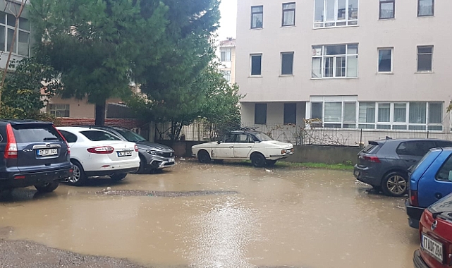Her yağmurda şehrin kalbindeki göl manzarası