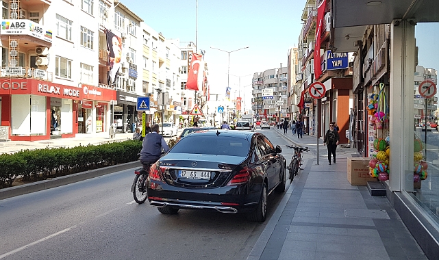Araba da plakası da yakıyor