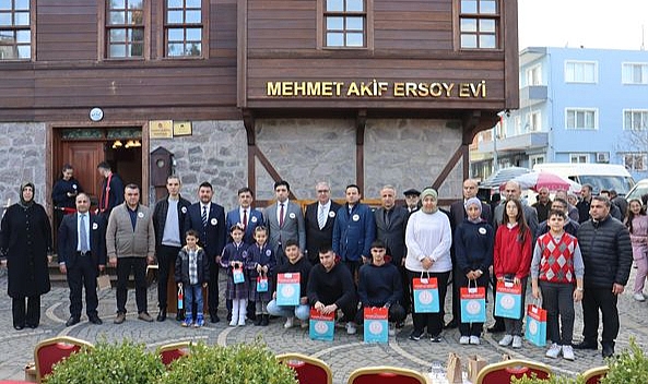 Milli Şair anlatıldı