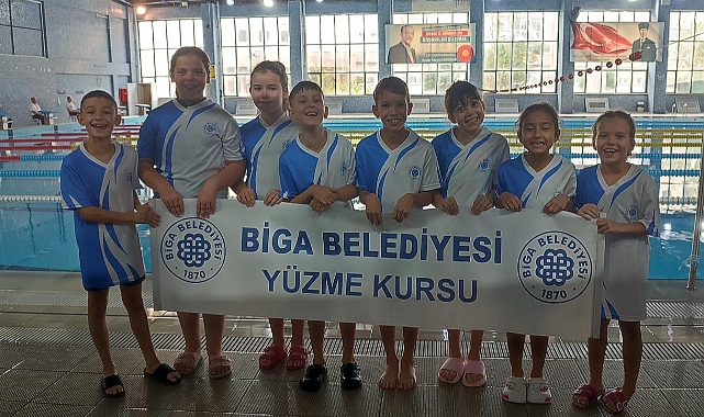 Minik yüzücüler gururlandırdı