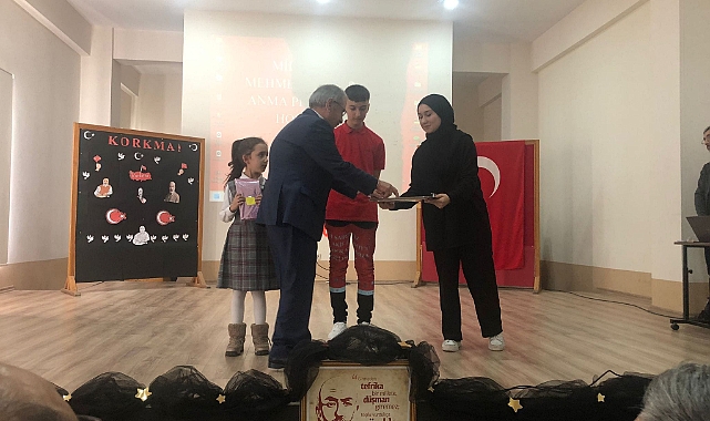 Öğrencilerden, vatan şairimize anma düzenlendi