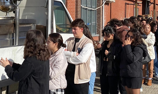 Öğrencilere pişi ikramı yapıldı