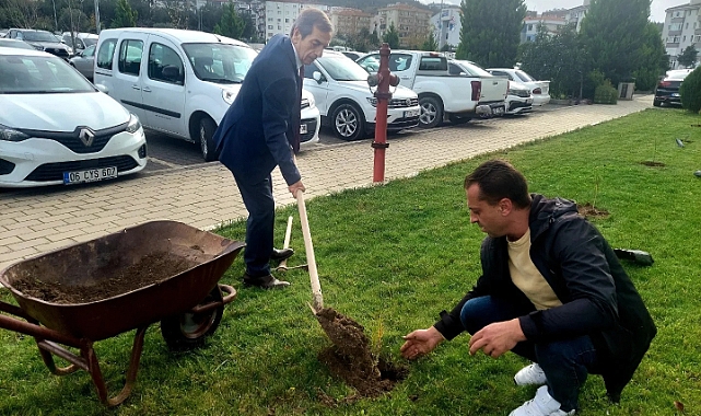 Önder, fidan dikti