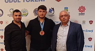 Serhat Tekin madalyasını aldı