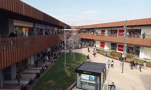 Yılın son gününde AVM'ye yoğun ilgi