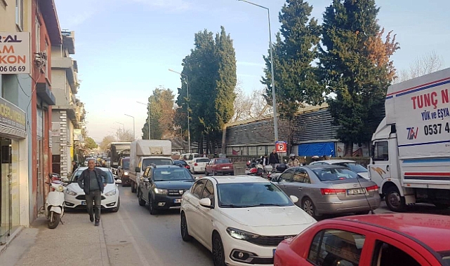 Sürücüler de yayalar da Çanakkale trafiğinden yaka silkiyor
