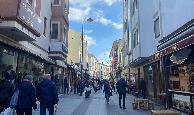 Çarşı Caddesi tekrardan hareketlendi