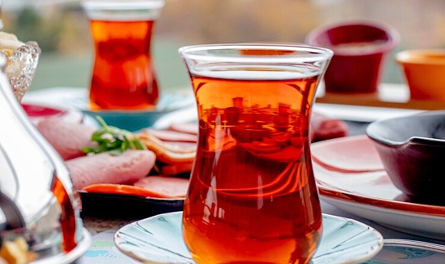 Çayın Hikayesi: Kökeni, Yayılması ve Türkiye'deki Yetiştiriciliği