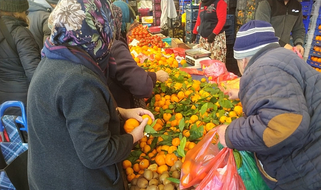 Cuma Pazarında mandalinaya yoğun ilgi