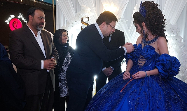 Erkek, genç çiftin yüzüklerini taktı