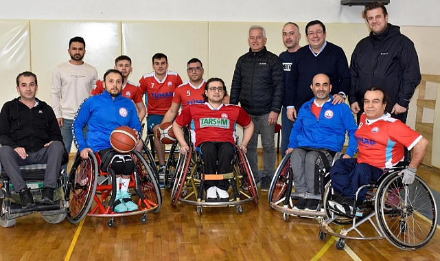 Erkek ve Güneşhan basketbol maçı izledi