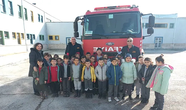 Gelibolulu itfaiyecilerden öğrencilere jest