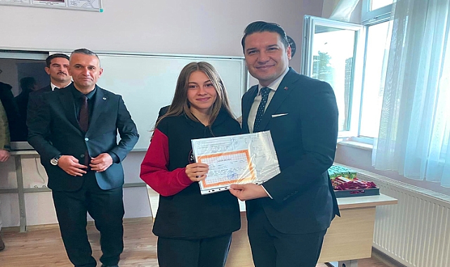 Kaymakam Göktaş, öğrencilerin karne heyecanını paylaştı