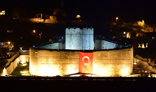 Kilitbahir Kalesine şehitler için bayrak asıldı