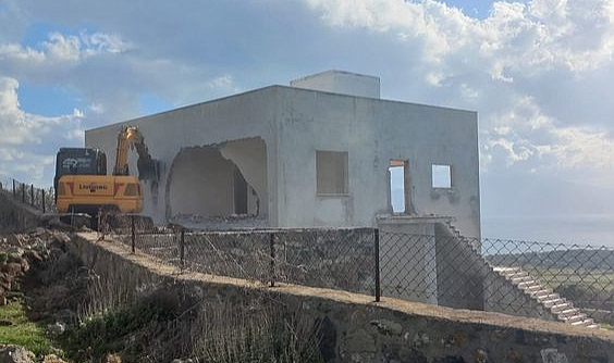Ayvacık’ta kaçak yapılar yıkılıyor