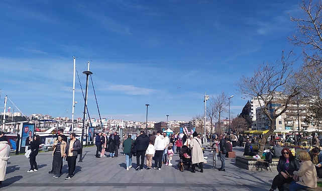 Çanakkale’de sıcak havayı görenler dışarıya akın etti
