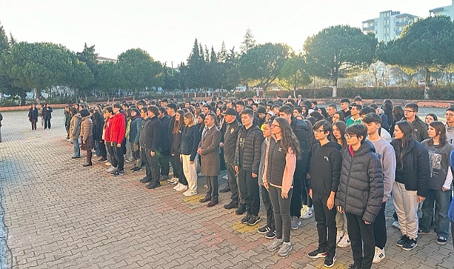 Çanakkale’de Tüm Okullarda Depremde Hayatını Kaybeden Vatandaşlarımız İçin Saygı Duruşunda Bulunuldu