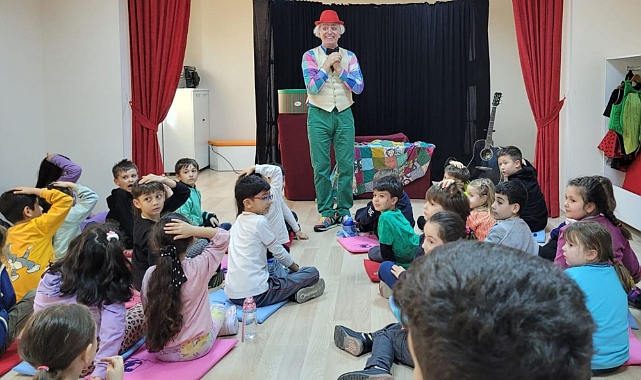 "Cırcır ile Karınca" minikleri kahkahaya boğdu