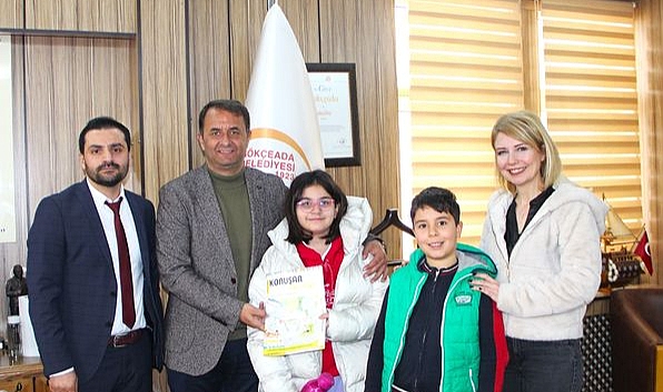 Cumhuriyet İlkokulu Öğrencileri, ''Konuşan Satırlar'' Dergisini Belediye Başkan Vekili Ercan İpek'e Sundu