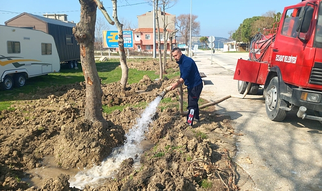 Eceabat Belediyesi Şehitler Parkı'nda bakım, onarım ve çevre düzenlemesi gerçekleştirdi
