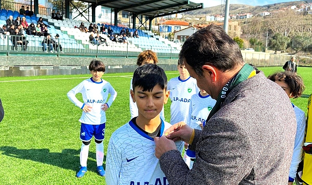 Ercan İpek, U13 Futbol Takımı Oyuncusuna Ödülünü Takdim Etti
