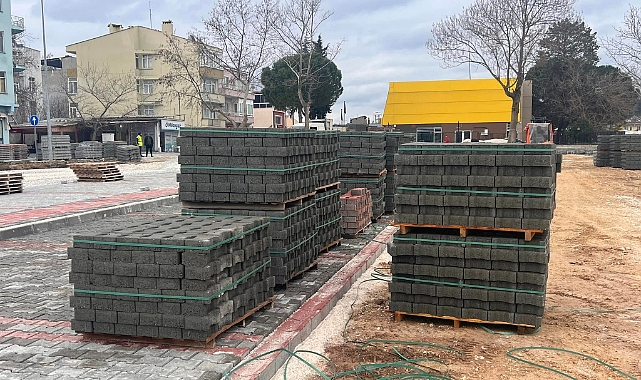 Ezine Baransel Caddesi'nde Otopark Çalışmaları Sona Yaklaşıyor