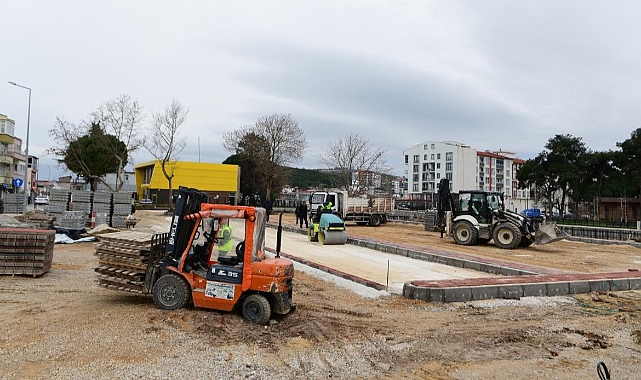 Ezine Belediyesi, Baransel Caddesi'nde Ücretsiz Otopark ve Cep Otoparkı İnşa Çalışmalarını Tamamlıyor