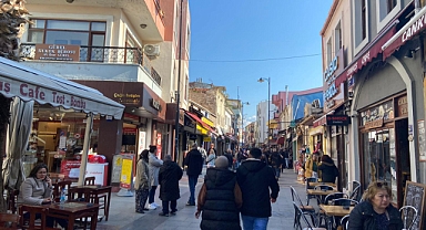 Güneşli hava Çanakkalelileri Çarşı Caddesine taşıdı