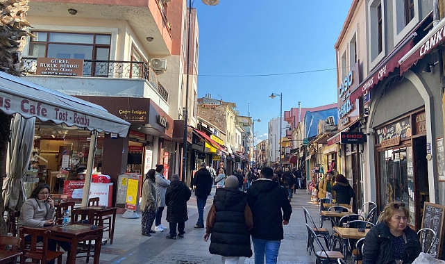 Güneşli hava Çanakkalelileri Çarşı Caddesine taşıdı