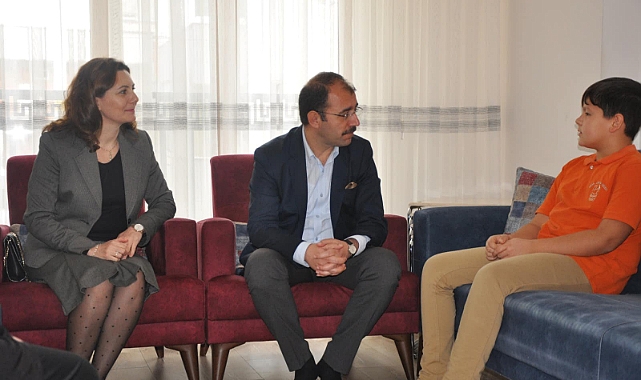 Kaymakam Erdinç Dolu ve Eşi Şenay Yerli Dolu, 'UMAY' Projesi Kapsamında Enes Efe'yi Evinde Ziyaret Ederek Sürpriz Doğum Günü Kutlaması Yaptı