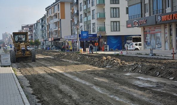 Lâpseki Belediyesi, İlçe Genelinde Altyapı ve Çevre Düzenleme Çalışmalarına Devam Ediyor