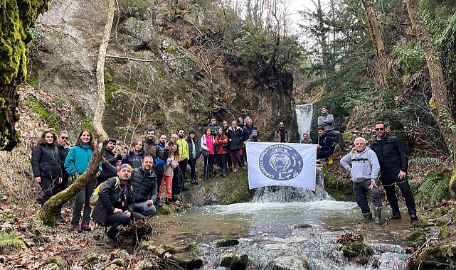 Trekking ekibi Biga Mavi Su Şelalesine yürüdü