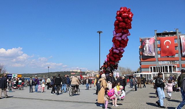 18 Mart'ta Çanakkale sokakları satıcılarla renklendi